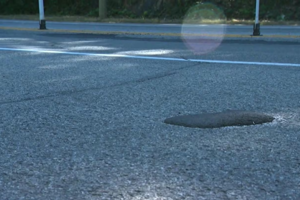 கனடாவில் சர்வதேச கவனத்தை ஈர்த்த சாலை விபத்து | Pothole Puts Montreal In International Spotlight