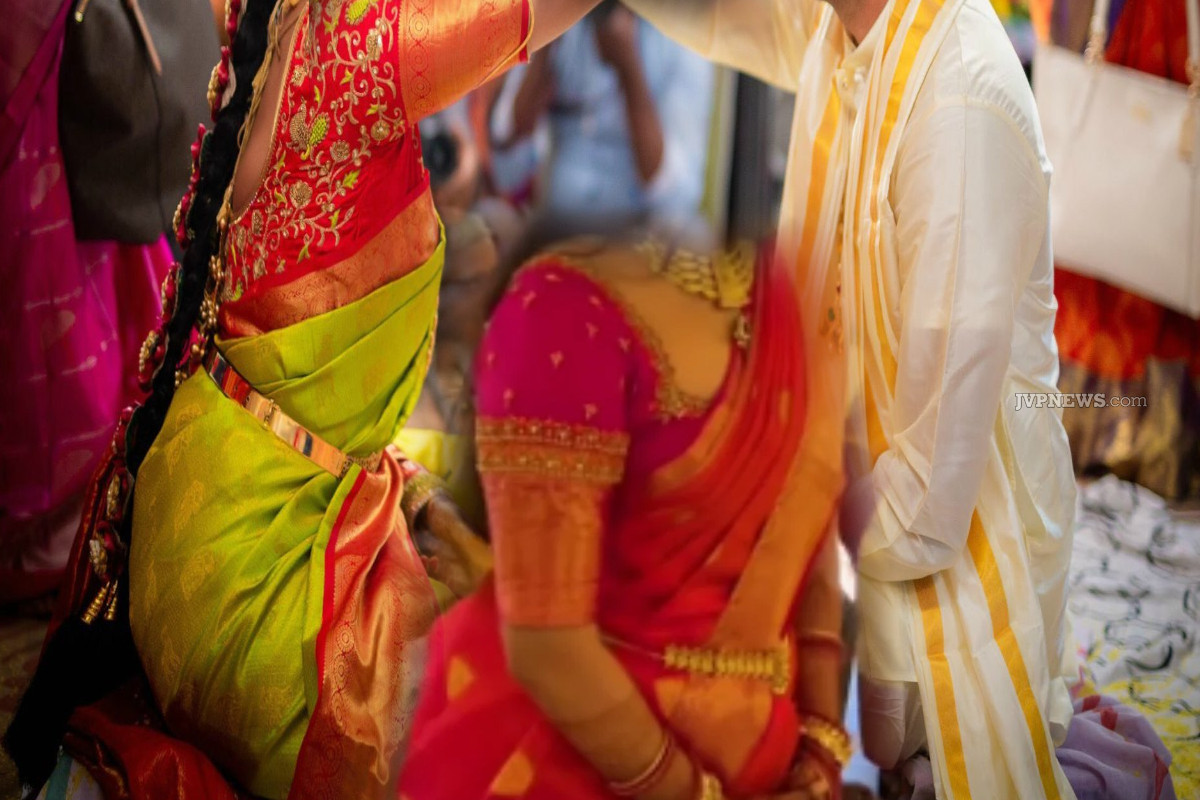 தாலிகட்டும் நேரத்தில் காதலனை கண்டு மாப்பிள்ளையை உதறித்தள்ளிய மணப்பெண்!; உறவினர்கள் ஷாக்! | Wedding Halted Bride Embraces Her Lover Andhra