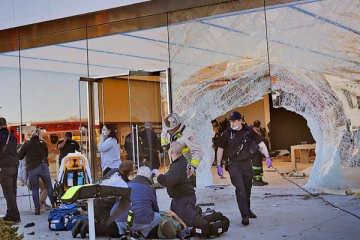 ஆப்பிள் ஸ்டோருக்குள் நுழைந்த காரால் பலருக்கு நேர்ந்த கதி!