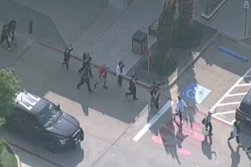 டெக்சாஸ் வணிக வளாகத்தில் பயங்கர துப்பாக்கிச்சூடு! அலறியடித்து ஓடிய மக்கள்..அதிர்ச்சி வீடியோ