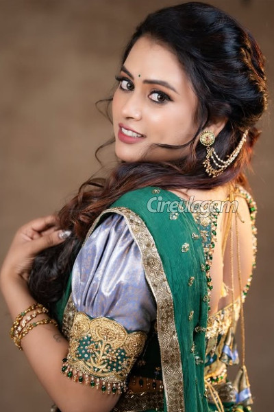 பல லட்சம் மதிப்புள்ள புதிய காரை வாங்கியுள்ள சீரியல் நடிகை பரீனா ஆசாத்... எவ்வளவு விலை தெரியுமா? | Serial Actress Farina Azad Buys New Car