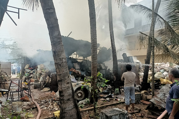 அக்கரைப்பற்றில் திடீரென தீப்பற்றி எரிந்த பழைய இரும்பு விற்பனை கடை | An Old Iron Shop In Akkaraipu Was Gutted In A Fire அக்கரைப்பற்றில் திடீரென தீப்பற்றி எரிந்த பழைய இரும்பு விற்பனை கடை | An Old Iron Shop In Akkaraipu Was Gutted In A Fire