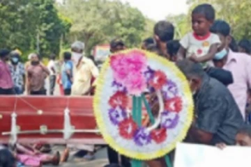 சடலத்தை வீதியில் வைத்து நீதிகோரும் போராட்டத்தில் மக்கள்!