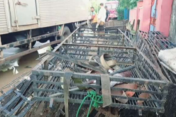 தமிழர் பகுதியொன்றில் விபத்தில் சிக்கிய லொறி ; 650 கோழிகள் உயிரிழப்பு | Lorry Accident In Tamil Area Kills 650 Chickens தமிழர் பகுதியொன்றில் விபத்தில் சிக்கிய லொறி ; 650 கோழிகள் உயிரிழப்பு | Lorry Accident In Tamil Area Kills 650 Chickens