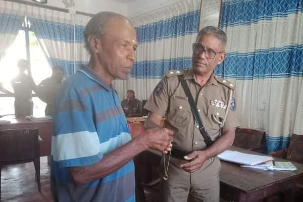 வீதியில் கண்டெடுத்த தங்க மாலை மோதிரம்; அக்கரைப்பற்று நபர் செய்த காரியம்! | A Gold Garland Ring Street By A Drunken Person