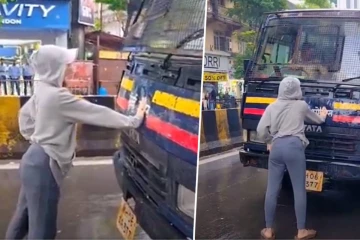காவல்துறை வாகனத்தை தனியாக தடுத்து நிறுத்திய பெண்- வைரல் வீடியோ