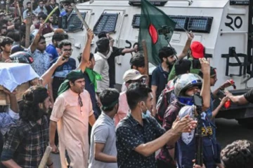 வெளிநாடொன்றில் போராட்டம் நடத்திய பங்களாதேஷ் பிரஜைகள் மூவருக்கு ஆயுள்தண்டனை