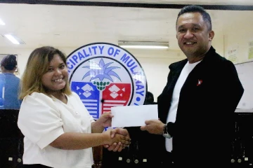 அரசு ஊழியர்கள் சிரித்தபடி சேவை செய்யவேண்டும், இல்லையெனில்.., பிரபல நாட்டில் அதிரடி உத்தரவு