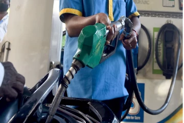 பெட்ரோல் விலை லிட்டருக்கு ரூ.50 உயர்ந்தது - கடும் அதிர்ச்சியில் மக்கள்