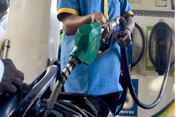 பெட்ரோல் விலை லிட்டருக்கு ரூ.50 உயர்ந்தது - கடும் அதிர்ச்சியில் மக்கள் - தமிழ்நாடு