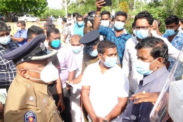 முல்லை - வட்டுவாகலில் பதற்றம்!! பொதுமக்களுடன் பொலிஸார் முறுகல் நிலை