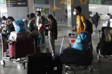 கனடாவுக்குச் சென்றும் பணத்துக்கு பெற்றோரை எதிர்பார்க்கும் மாணவர்கள்