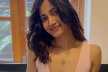 உச்சகட்ட கவர்ச்சியில் லாஸ்லியா! இப்படி இறங்கிவிட்டாரே.. நீங்களே பாருங்க