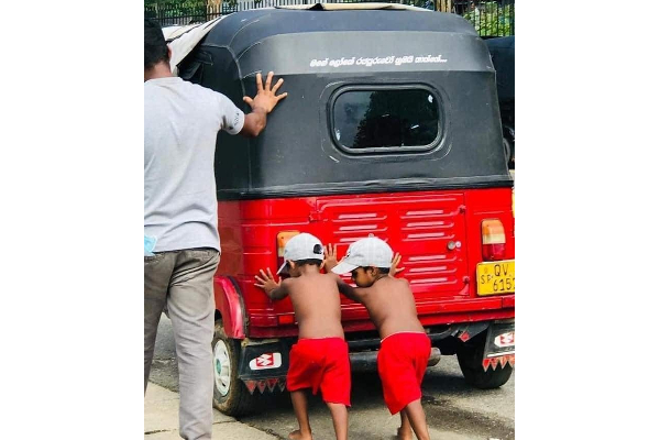 முச்சக்கர வண்டியை தள்ளிச்சென்ற குழந்தைகள்: மனதை கலங்கடித்த புகைப்படம்! | Sri Lanka Fuel Crisis Children Auto Father Petrol