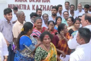 அதிமுகவில் ஒற்றை தலைமைக் கோரி தொண்டர்கள் கோஷமிட்டதால் பரபரப்பு