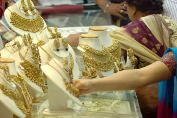 இலங்கையில் தங்கம் வாங்க ஆசையாக இருப்பவர்களுக்கு மகிழ்ச்சியான தகவல்! | Good News Gold Prices Plummet In Sri Lanka