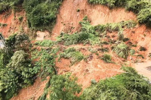 முற்றாக தடைப்பட்டுள்ள ஹட்டன் - கண்டி பிரதான வீதி: விடுக்கப்பட்டுள்ள கோரிக்கை | Heavy Damage On Hutton Kandy Main Road