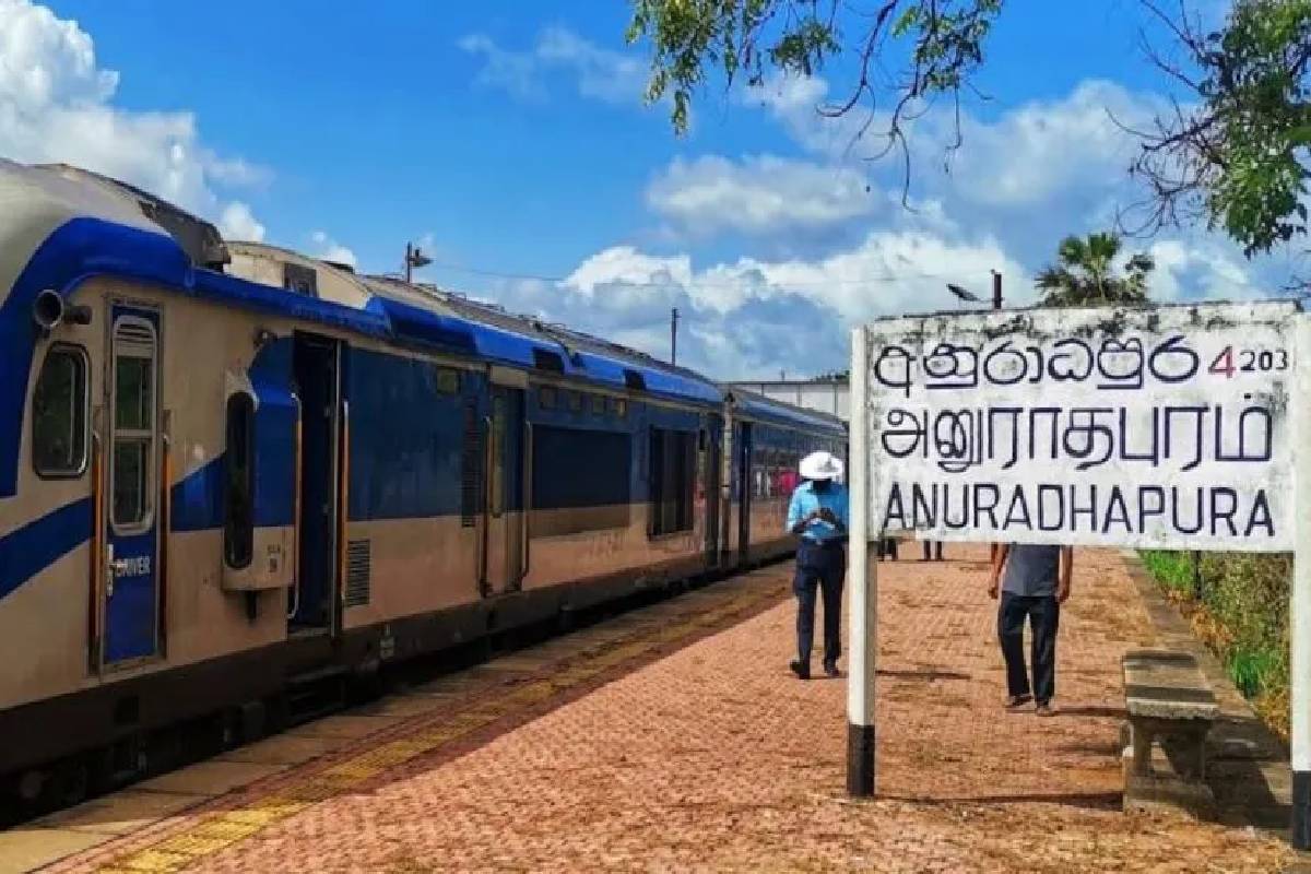 கொழும்பிலிருந்து யாழ் நோக்கிப் பயணித்த தொடருந்து தடம்புரள்வு! | Colombo To Jaffna Night Mail Train Derailed