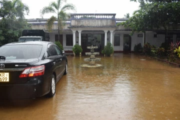 மட்டக்களப்பு மாவட்டத்தில் தொடர் மழை: வெள்ளத்தில் மூழ்கிய தாழ்நில பிரதேசங்கள்(Photos)