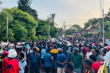யாழில்  எரிபொருளுக்குக்கு காத்திருந்தவர்களுக்கிடையில் கைகலப்பு!