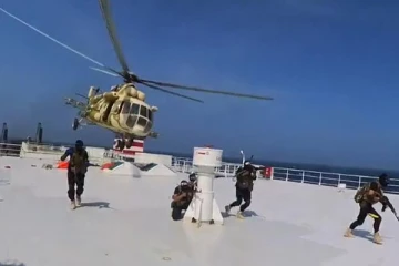 செங்கடல் பகுதியில் இஸ்ரேலியர்கள் உட்பட பல நாடுகளை சேர்ந்த 52 பேர் பயணம் செய்த கப்பலை கடத்தும் அதிர்ச்சி காணொளி (Video)