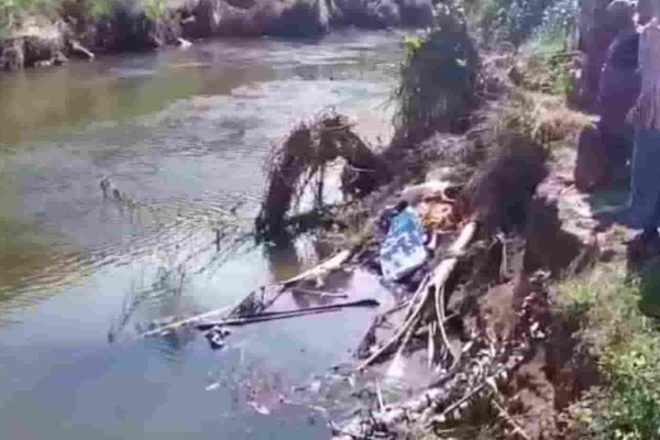 மூன்று பிள்ளைகளின் தாய் ஆற்றில் சடலமாக மீட்பு | Mother Recovered As A Corpse From The River மூன்று பிள்ளைகளின் தாய் ஆற்றில் சடலமாக மீட்பு | Mother Recovered As A Corpse From The River