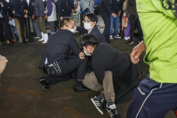 ஜப்பான் பிரதமர் பங்கேற்ற கூட்டத்தில் குண்டு வீச்சு!