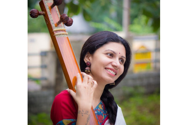 ரயில்வே தண்டவாளத்தில் மர்மமான முறையில் இறந்து கிடந்த பிரபல பாடகியின் தந்தை- அதிர்ச்சியான சம்பவம் | Famous Singer Father Found Dead At Railway Track