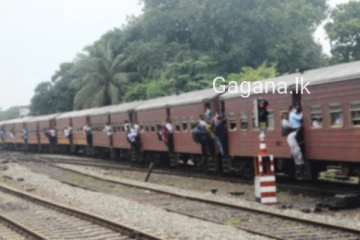 දුම්රියේ ගමන් ගත් දැරියක් අතසේදීමට යාමේදී ඇඳවැටෙයි..සිදුවූ බිහිසුණු අනතුර මෙන්න..