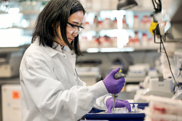 கொரோனா தடுப்பூசிகளை செலுத்திக்கொண்டவர்களை தொற்றிய ஒமிக்ரோன் - உலகம் முழுவதும் பரவும் அபாயம்! - ஐபிசி தமிழ்