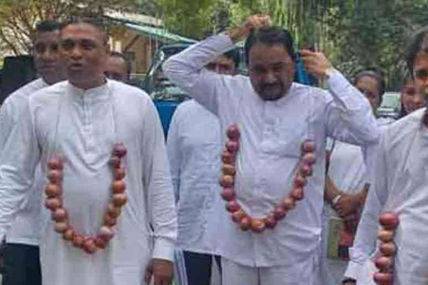 வெங்காய மாலைகளுடன் வந்த எதிர்க்கட்சி உறுப்பினர்கள் | Opposition Members Arrived With Onion Garlands வெங்காய மாலைகளுடன் வந்த எதிர்க்கட்சி உறுப்பினர்கள் | Opposition Members Arrived With Onion Garlands