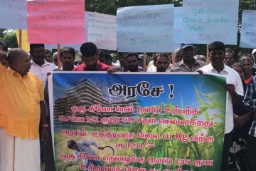 கிளிநொச்சியில் நெல்லுக்கான நியாயமான விலையினை பெற்றுத்தரக் கோரி விவசாயிகளால்ஆர்ப்பாட்டம்