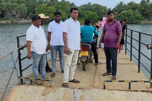 வெருகல் - புன்னையடி இழுவைப் படகு ; ஆபத்தான நிலையில் பயணம் செய்யும் மக்கள் | Verugal Punnaiyadi Tugboat Dangerous Journey