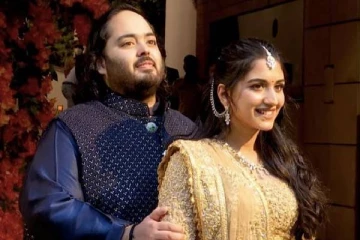 ஆனந்த் அம்பானி நிச்சயதார்த்த மோதிரத்தை கொண்டு வந்தது யார் தெரியுமா?