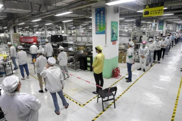 சீனாவில் ஊரடங்குக்கு பயந்து ஊழியர்கள் ஓட்டம்!