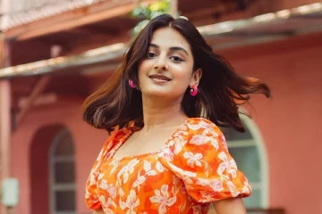 பாபநாசம் பட குழந்தை நட்சத்திரமா இது? எஸ்தர் அணில் எல்லைமீறிய கவர்ச்சி