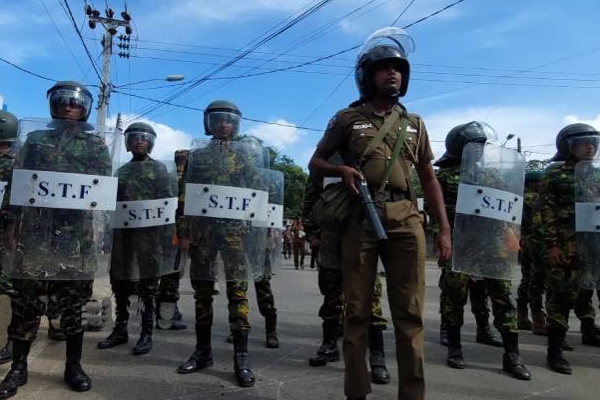 யாழ்.நல்லூரில் கடும் பதற்றம்: காணாமலாக்கப்பட்டோரின் உறவுகள் - பொலிஸாருக்கும் இடையே முறுகல் | Jaffna Nallur Missing Persons Protest Ranil Visit