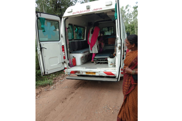 டோலி கட்டி தூக்கிவரப்பட்ட கர்ப்பிணிக்கு ஆட்டோவில் பிரசவம்! | Vellore Viral