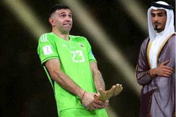 தங்கக் கையுறை விருதை வாங்கி ஆபாசமான சைகையை காட்டிய அர்ஜென்டினா கோல்கீப்பர்., கொடுத்த விளக்கம்