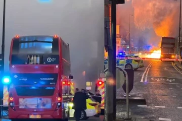 லண்டன் வீதியில் திடீரென பேருந்து தீப்பற்றியதால் புகைமண்டலமான பகுதி! வெளியான பரபரப்பு வீடியோ காட்சிகள்