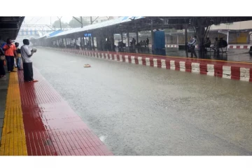 தண்டவாளத்தில் தேங்கிய மழைநீர் - புறநகர் ரயில் சேவை பாதிப்பு