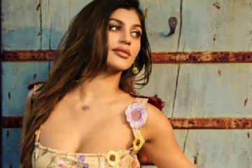 மிரர் செல்ஃபியில் கலக்கும் நடிகை யாஷிகா ஆனந்த்..