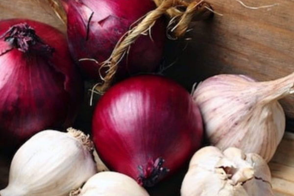 கணவன் - மனைவி வாழ்க்கையை முறிய காரணமான பூண்டு, வெங்காயம்! | Ahmedabad Couples Dispute Over Onion Garlic End