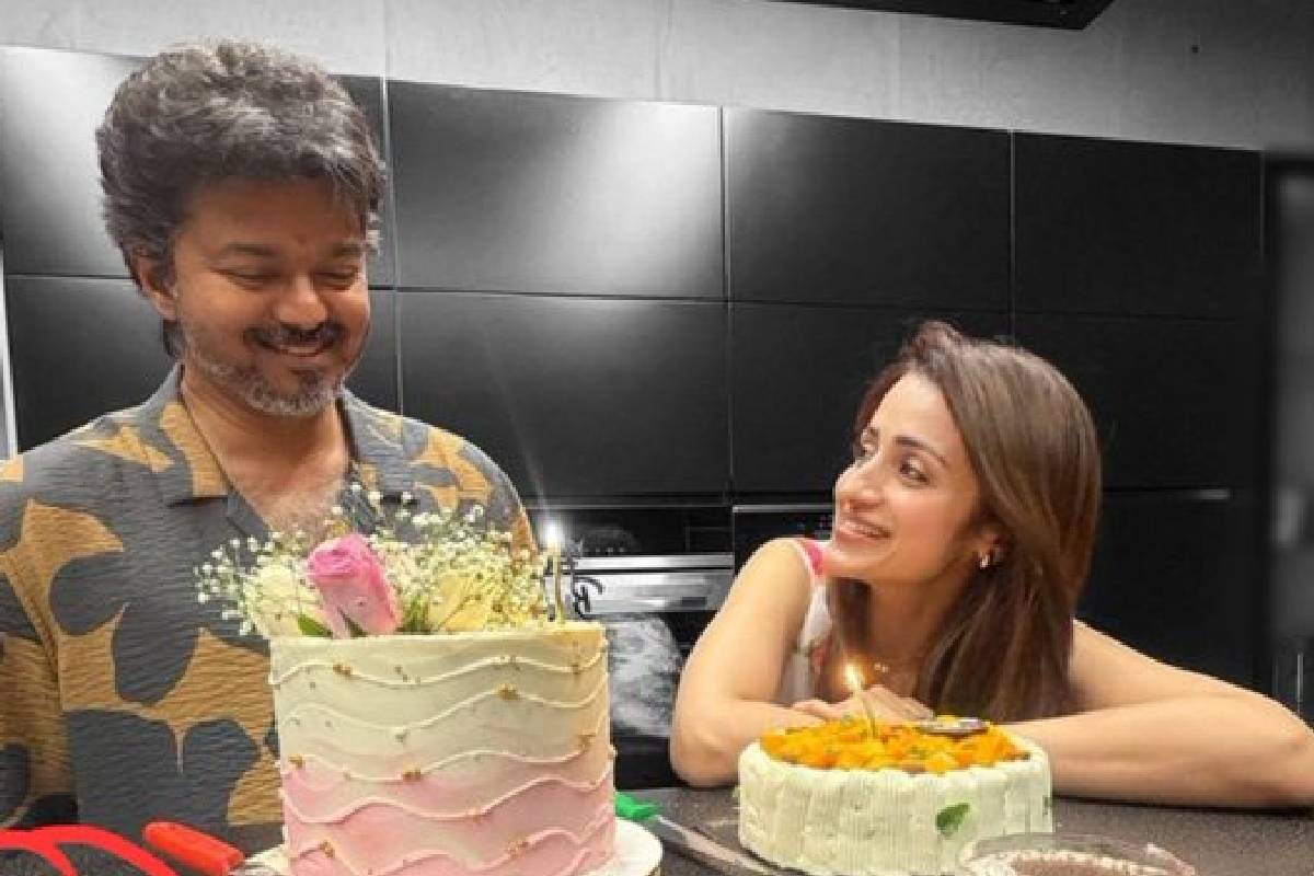 திரிஷா இருக்கட்டும், குடும்பத்தோடு விஜய் எப்படி ஹாப்பியா இருக்காரு பாருங்க...வீடியோ? | Throwback Video Of Vijay With Family திரிஷா இருக்கட்டும், குடும்பத்தோடு விஜய் எப்படி ஹாப்பியா இருக்காரு பாருங்க...வீடியோ? | Throwback Video Of Vijay With Family