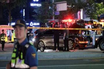 தலைநகரில் வீதியில் பொதுமக்கள் மீது மோதிய கார்... 9 பேர் பரிதாபமாக உயிரிழப்பு!