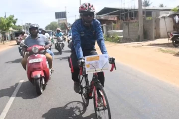 இலங்கை முழுவதும் சுற்றுப்பயணத்தை ஆரம்பித்த இளைஞன் (Photos)