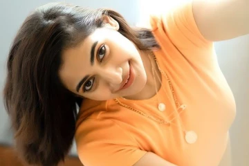 கவர்ச்சி உடையில் வந்து அதிர்ச்சி கொடுத்த லாஸ்லியா!