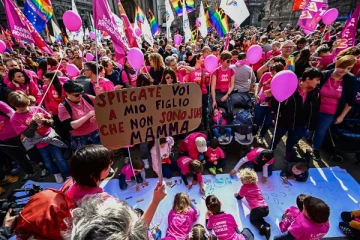 ஒரே பாலின பெற்றோருக்கு தடை.! இத்தாலியில் வெடித்த போராட்டம்