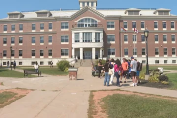 சர்வதேச மாணவர்கள் குறைந்ததால் பல பாடப்பிரிவுகளை மூடும் கனேடிய கல்லூரி
