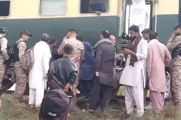 ரயில் தடம்புரண்டதால் பரபரப்பு ; பாகிஸ்தானில் தண்டவாளம் அருகே குண்டுவெடிப்பு